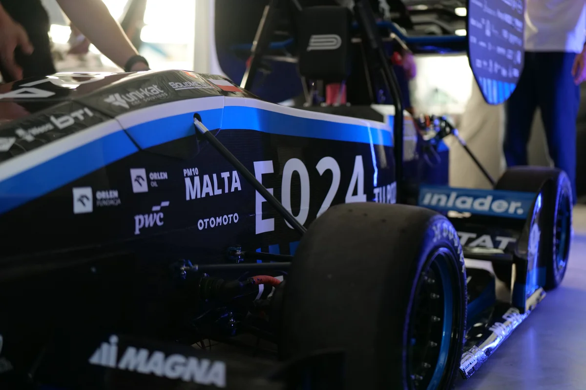 PM10 Malta - zbliżenie z boku ze sponsorami