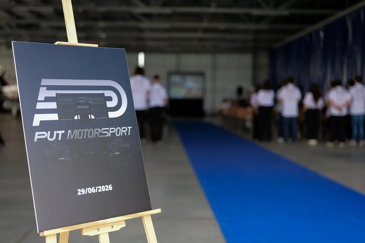 PUT Motorsport - logo na sztaludze z niebieskim dywanem